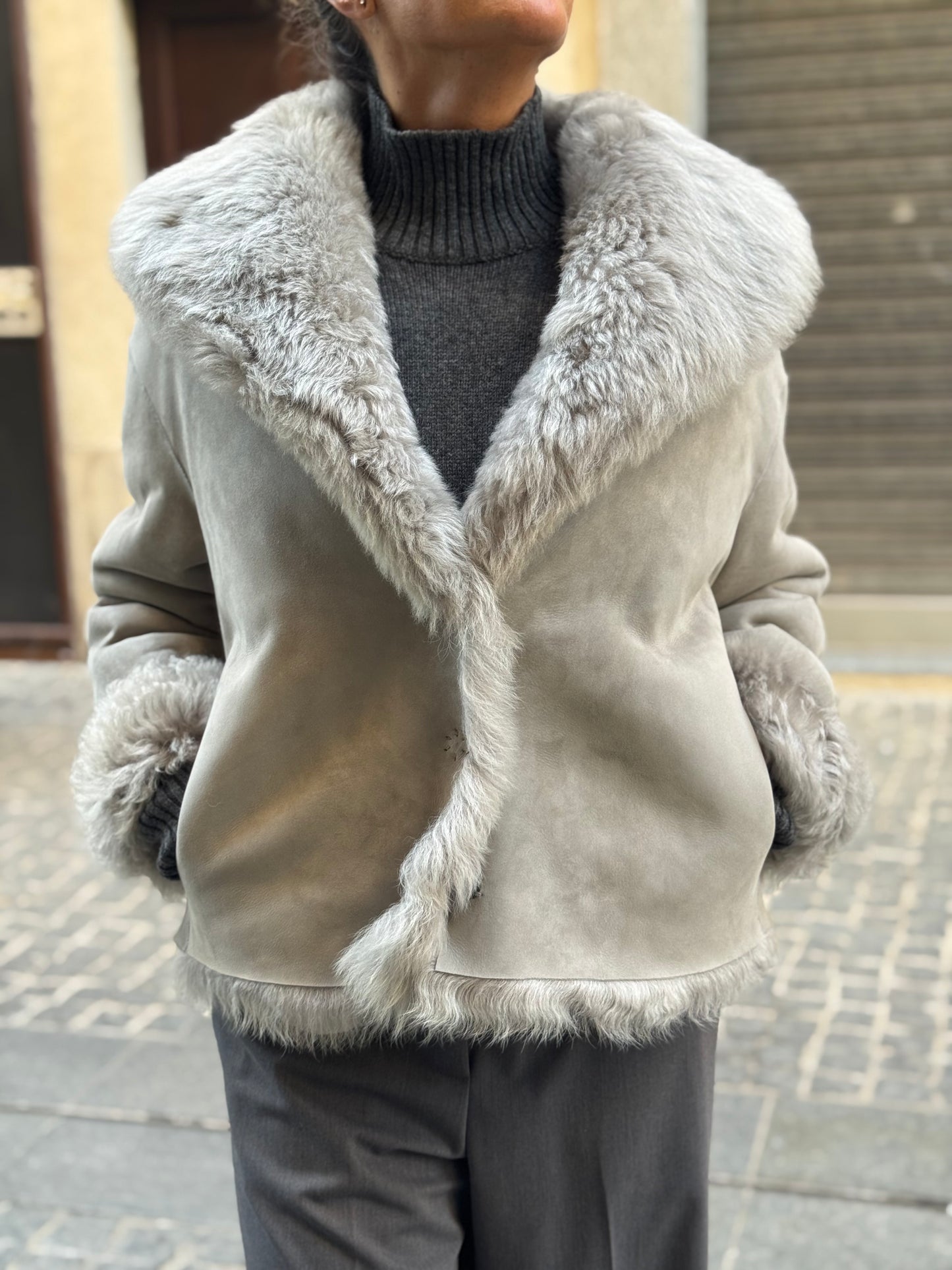 Giacca crop in shearling e pelle scamosciata