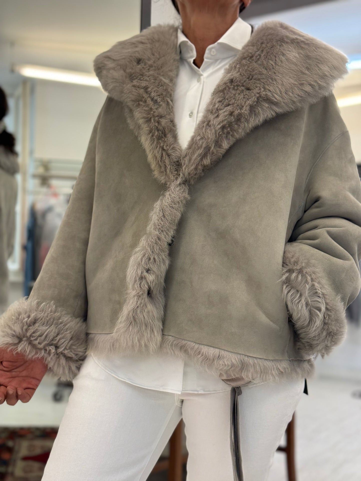 Giacca crop in shearling e pelle scamosciata