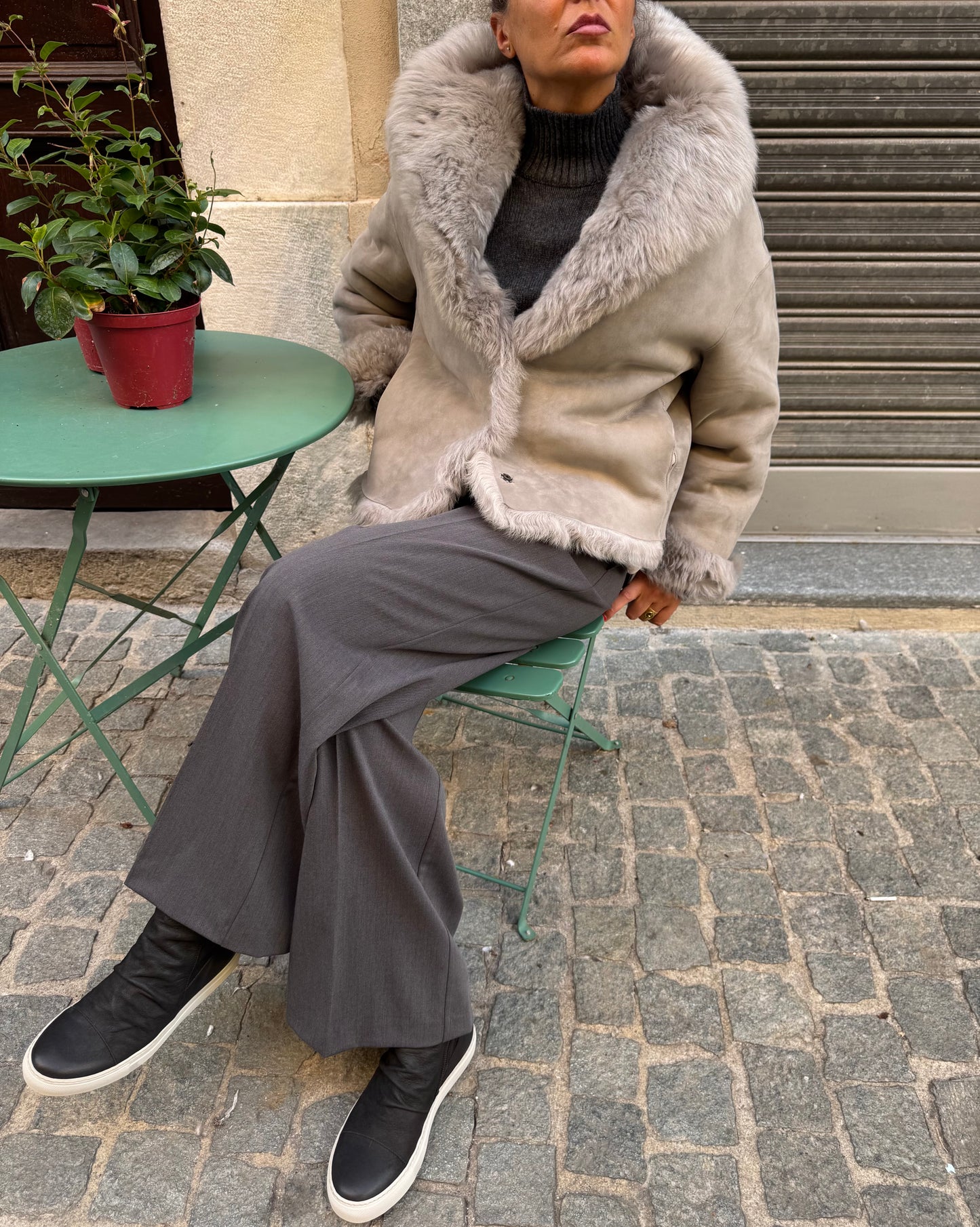 Giacca crop in shearling e pelle scamosciata