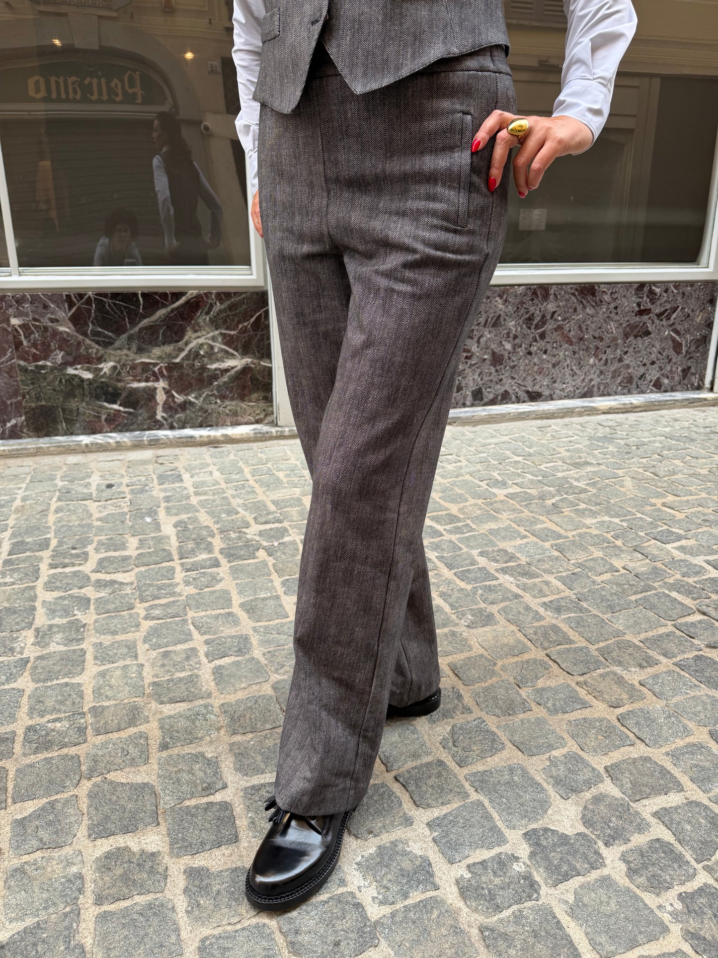 Pantalone regular con elastico in vita spina di pesce