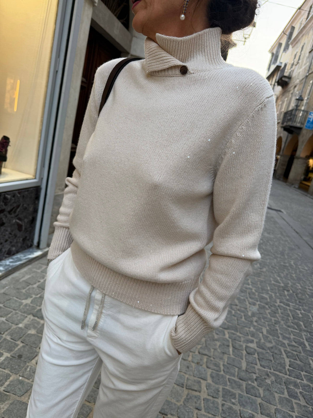 Maglia Collo Alto Assimmetrico con Bottone