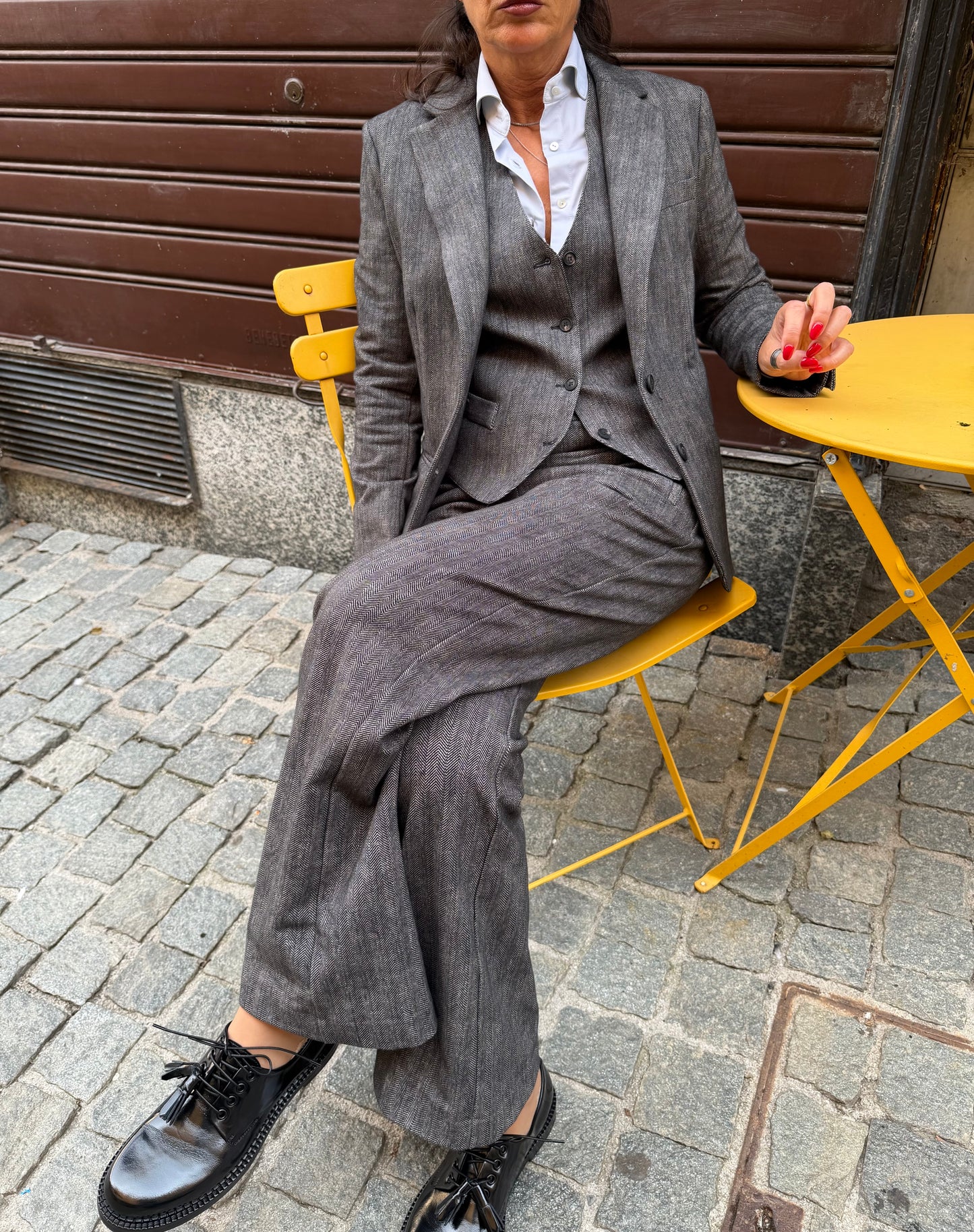 Pantalone regular con elastico in vita spina di pesce