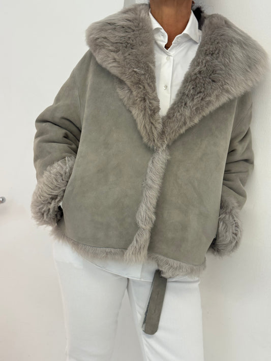 Giacca crop in shearling e pelle scamosciata
