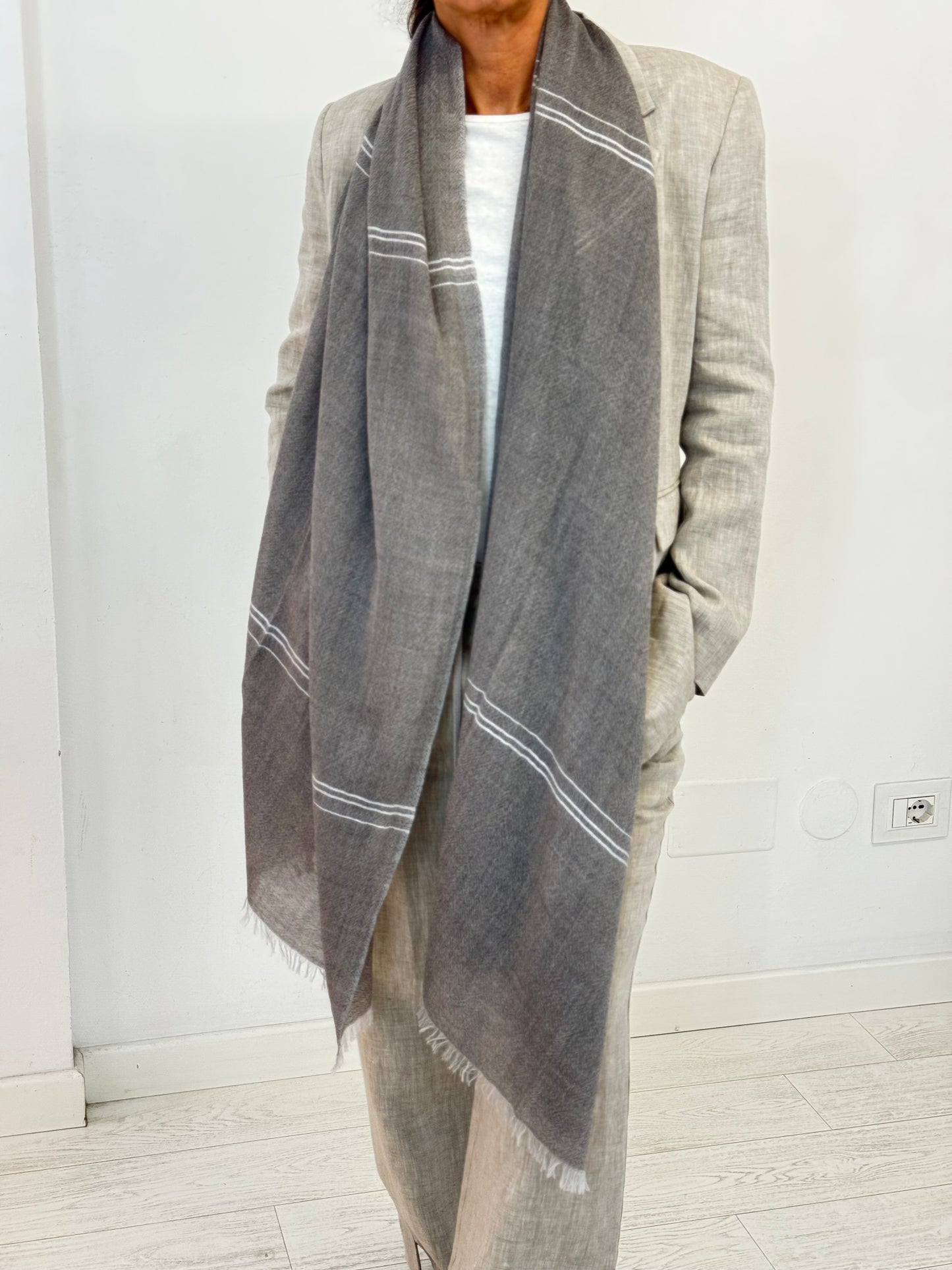 Stola cashmere seta grigio righe bianche